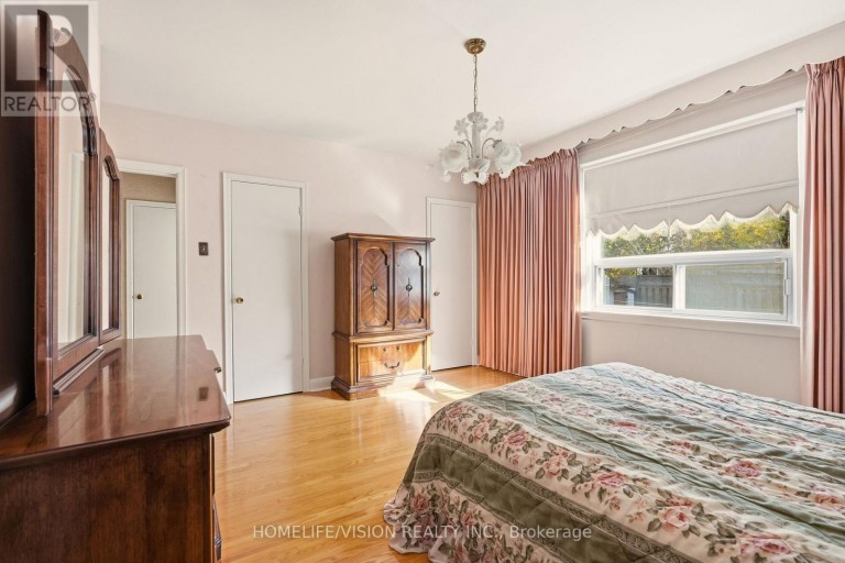 239 EPSOM DOWNS DRIVE, Toronto (Downsview-Roding-CFB), Ontario, M3M1T3