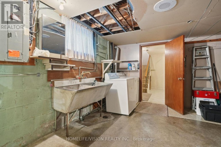 239 EPSOM DOWNS DRIVE, Toronto (Downsview-Roding-CFB), Ontario, M3M1T3
