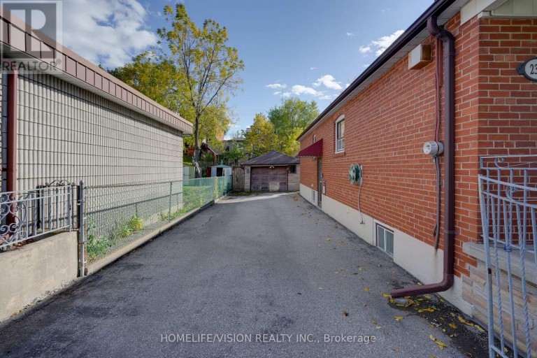 239 EPSOM DOWNS DRIVE, Toronto (Downsview-Roding-CFB), Ontario, M3M1T3