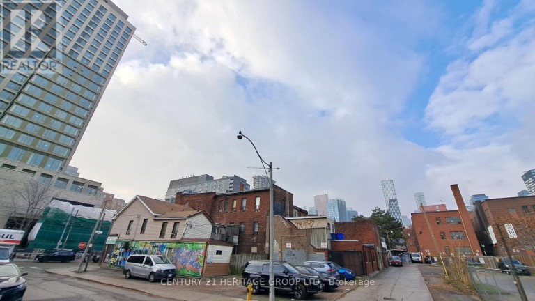 248 QUEEN STREET E, Toronto (Moss Park), Ontario, M5A1S3