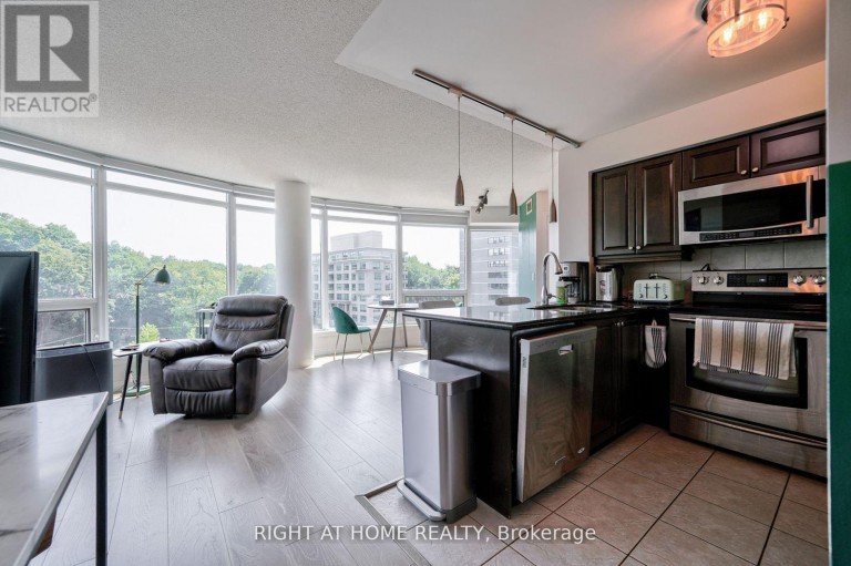 813 - 18 VALLEY WOODS ROAD, Toronto (Parkwoods-Donalda), Ontario, M3A0A1