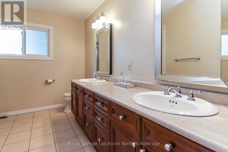 10 SUNSET COURT, Wasaga Beach, Ontario, L9Z2A9