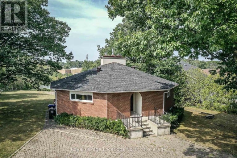 10 SUNSET COURT, Wasaga Beach, Ontario, L9Z2A9