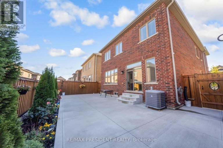 13 CLUNBURRY ROAD, Brampton (Northwest Brampton), Ontario, L7A5B4
