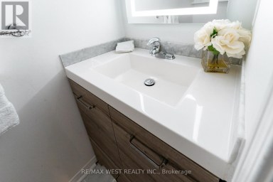 28 SHINING STAR CRESCENT Toronto (Mount Dennis) Ontario photo 12