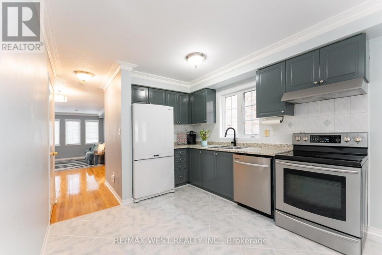 28 SHINING STAR CRESCENT, Toronto (Mount Dennis), Ontario, M6M5L6