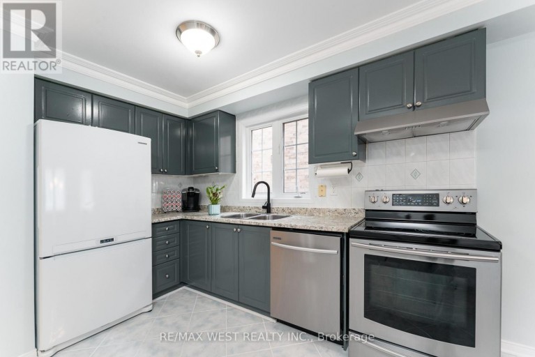 28 SHINING STAR CRESCENT, Toronto (Mount Dennis), Ontario, M6M5L6