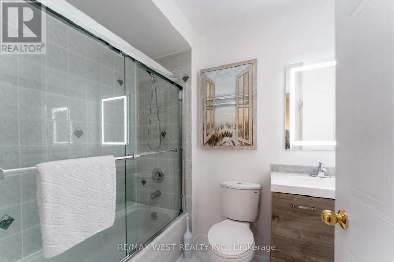 28 SHINING STAR CRESCENT, Toronto (Mount Dennis), Ontario, M6M5L6