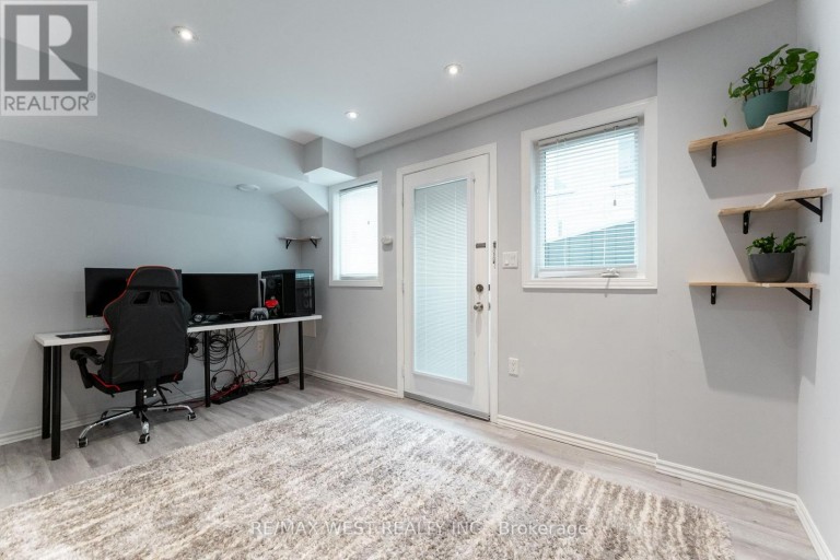 28 SHINING STAR CRESCENT, Toronto (Mount Dennis), Ontario, M6M5L6