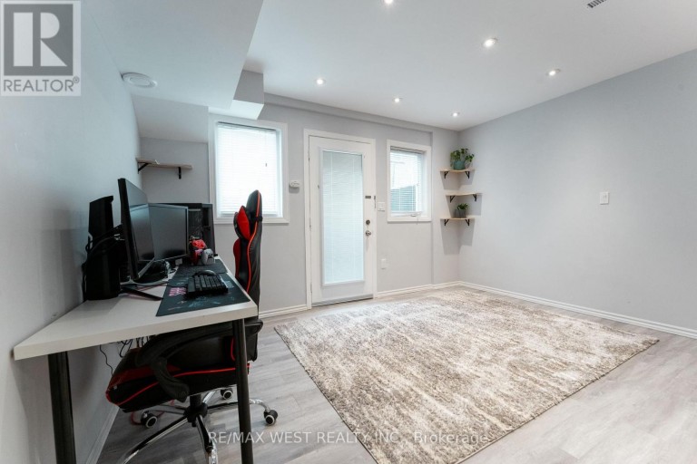 28 SHINING STAR CRESCENT, Toronto (Mount Dennis), Ontario, M6M5L6