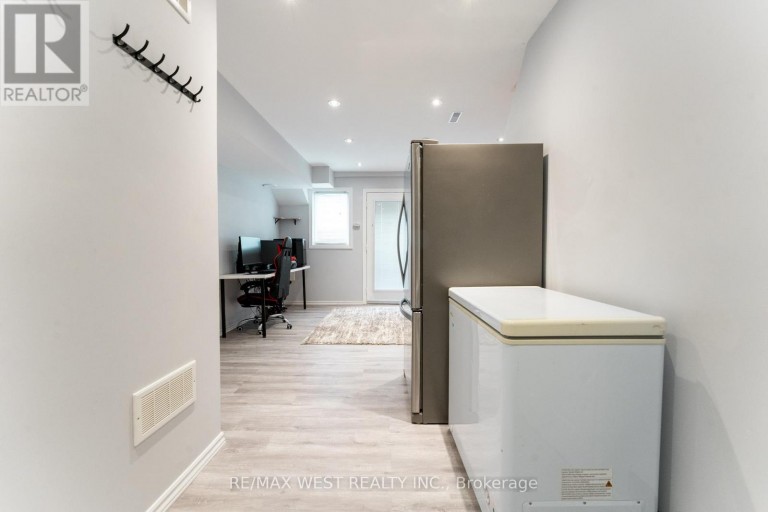 28 SHINING STAR CRESCENT, Toronto (Mount Dennis), Ontario, M6M5L6