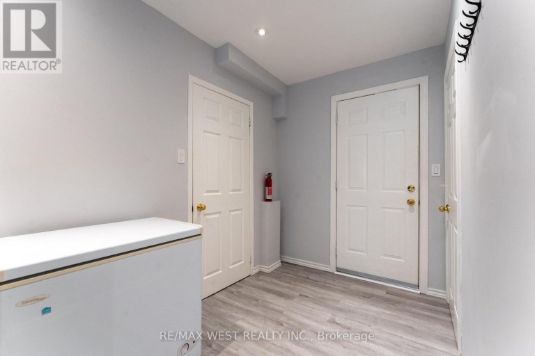 28 SHINING STAR CRESCENT, Toronto (Mount Dennis), Ontario, M6M5L6