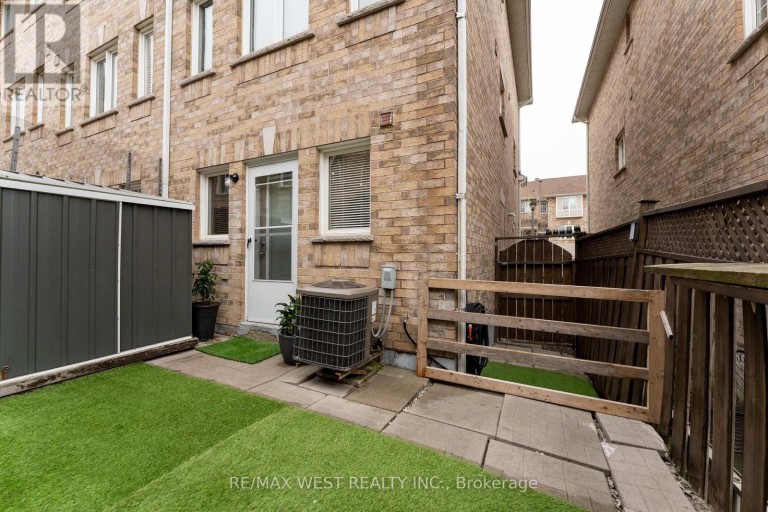 28 SHINING STAR CRESCENT, Toronto (Mount Dennis), Ontario, M6M5L6