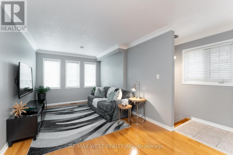 28 SHINING STAR CRESCENT, Toronto (Mount Dennis), Ontario, M6M5L6