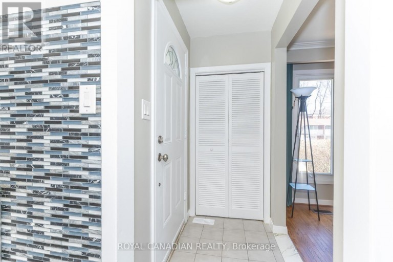 16 GAMBELLO CRESCENT, Toronto (York University Heights), Ontario, M3J1W3
