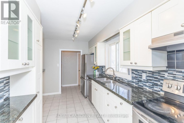 16 GAMBELLO CRESCENT, Toronto (York University Heights), Ontario, M3J1W3