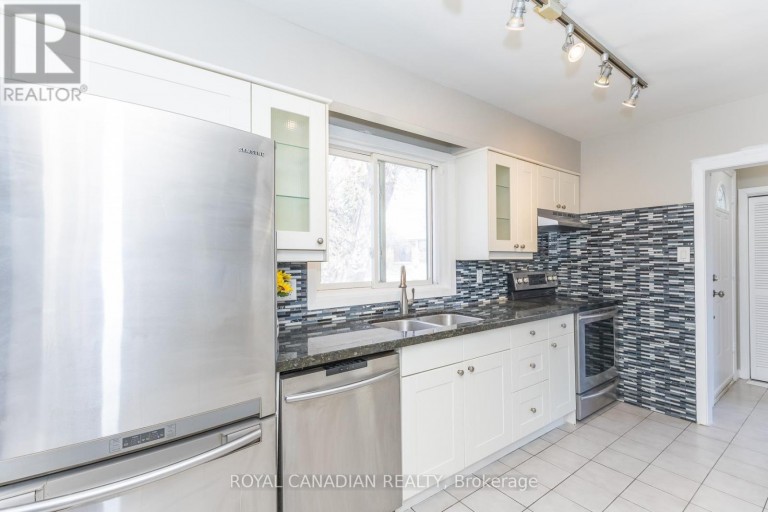 16 GAMBELLO CRESCENT, Toronto (York University Heights), Ontario, M3J1W3