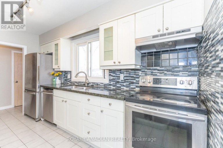 16 GAMBELLO CRESCENT, Toronto (York University Heights), Ontario, M3J1W3