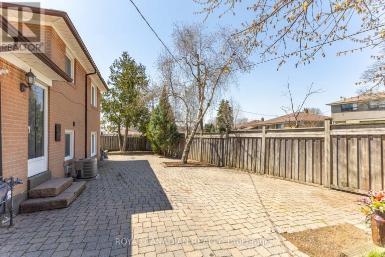 16 GAMBELLO CRESCENT, Toronto (York University Heights), Ontario, M3J1W3