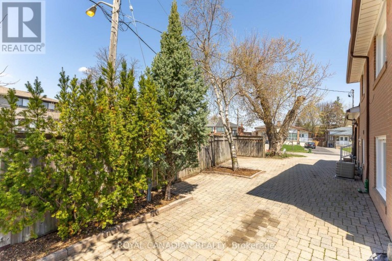 16 GAMBELLO CRESCENT, Toronto (York University Heights), Ontario, M3J1W3