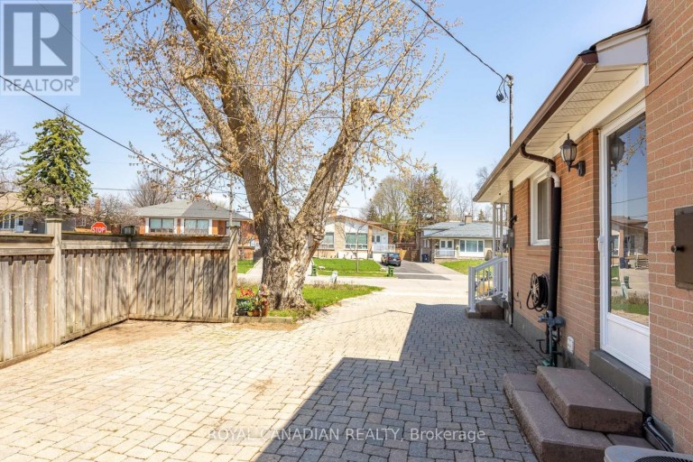 16 GAMBELLO CRESCENT, Toronto (York University Heights), Ontario, M3J1W3