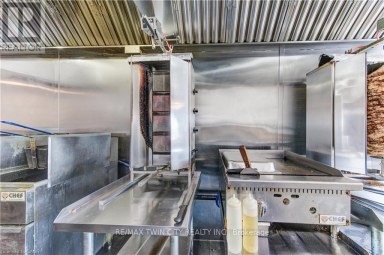 170 UNIVERSITY AVENUE Waterloo Ontario photo 19