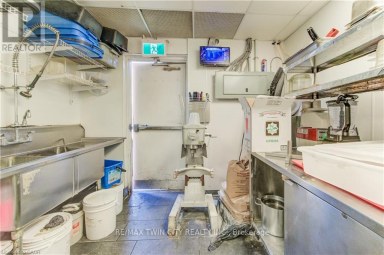 170 UNIVERSITY AVENUE Waterloo Ontario photo 32