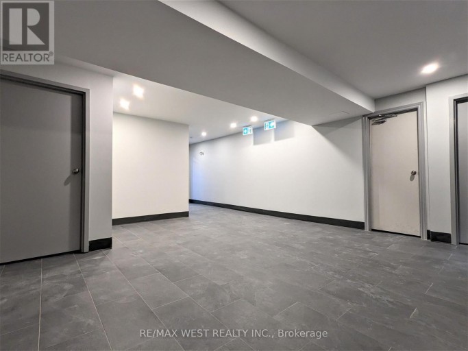 LL2 - 2920 DUFFERIN STREET, Toronto (Yorkdale-Glen Park), Ontario, M6B3S8