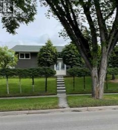 4928 40 Avenue NW Calgary Alberta photo 1