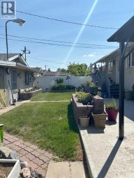 4924 40 Avenue NW Calgary Alberta photo 2