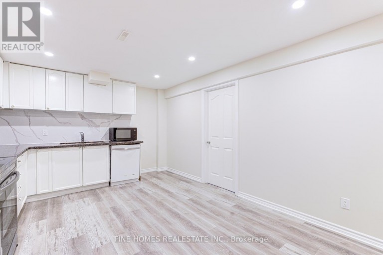 LOWER - 28 ROCKWOOD CRESCENT, Vaughan (Beverley Glen), Ontario, L4J7T2