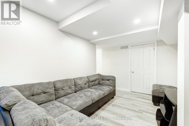 LOWER - 28 ROCKWOOD CRESCENT, Vaughan (Beverley Glen), Ontario, L4J7T2