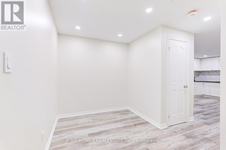 LOWER - 28 ROCKWOOD CRESCENT, Vaughan (Beverley Glen), Ontario, L4J7T2