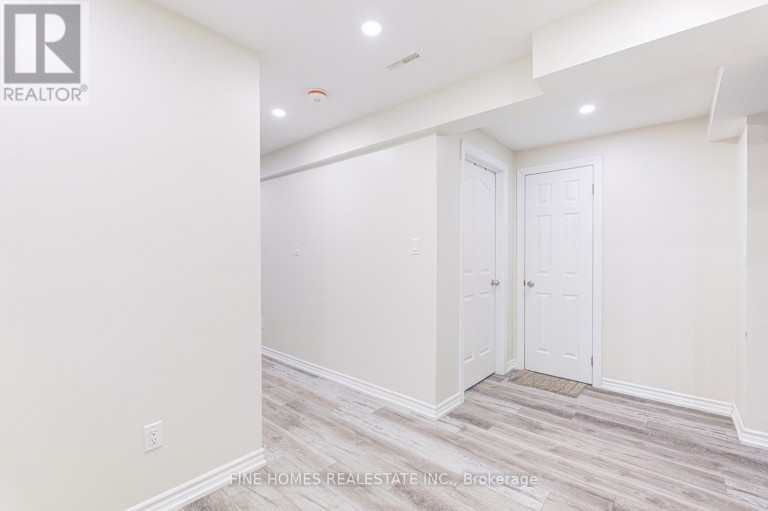 LOWER - 28 ROCKWOOD CRESCENT, Vaughan (Beverley Glen), Ontario, L4J7T2