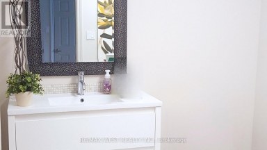 17 -RM4 - 115 WOODSTREAM BOULEVARD Vaughan (Vaughan Grove) Ontario photo 9