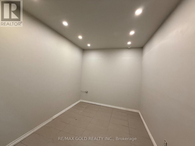 8 - 735 TWAIN AVENUE, Mississauga (Meadowvale Village), Ontario, L5W1X1