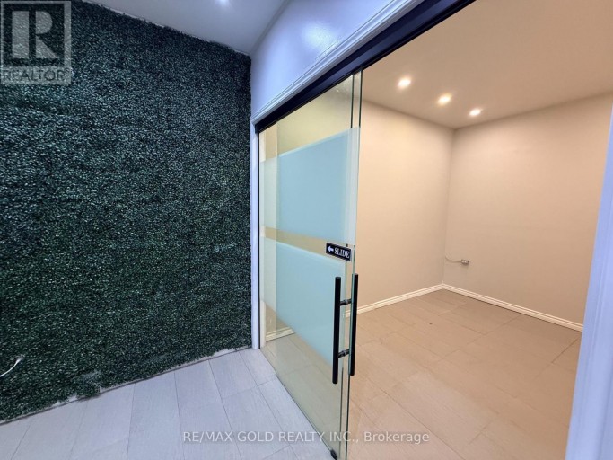 8 - 735 TWAIN AVENUE, Mississauga (Meadowvale Village), Ontario, L5W1X1