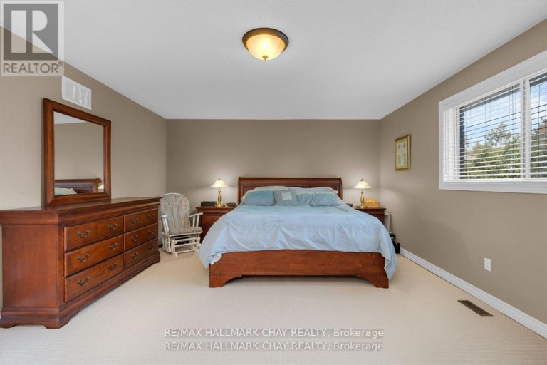82 BISHOP DRIVE, Barrie (Ardagh), Ontario, L4N7P4