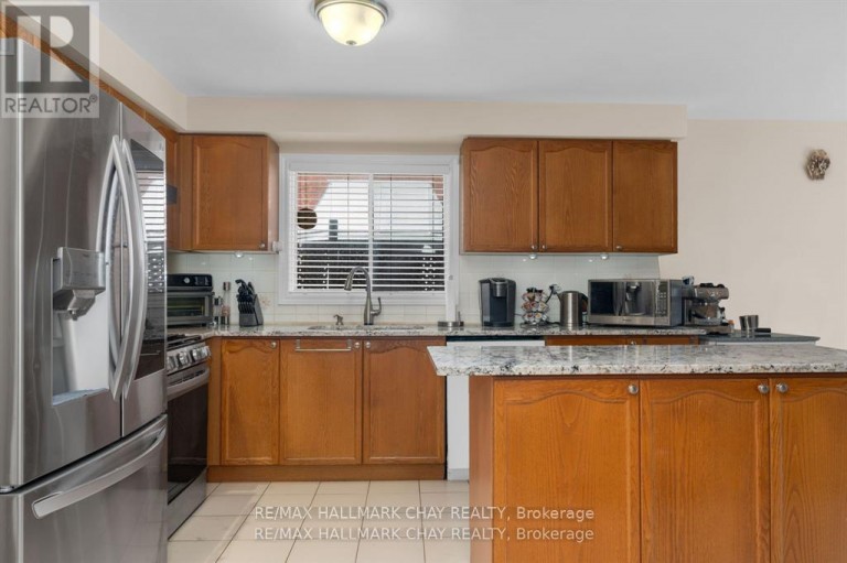 82 BISHOP DRIVE, Barrie (Ardagh), Ontario, L4N7P4
