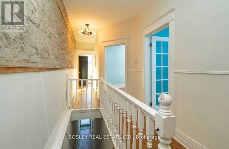 UPPER - 2994 DUNDAS STREET W, Toronto (Junction Area), Ontario, M6P1Z3
