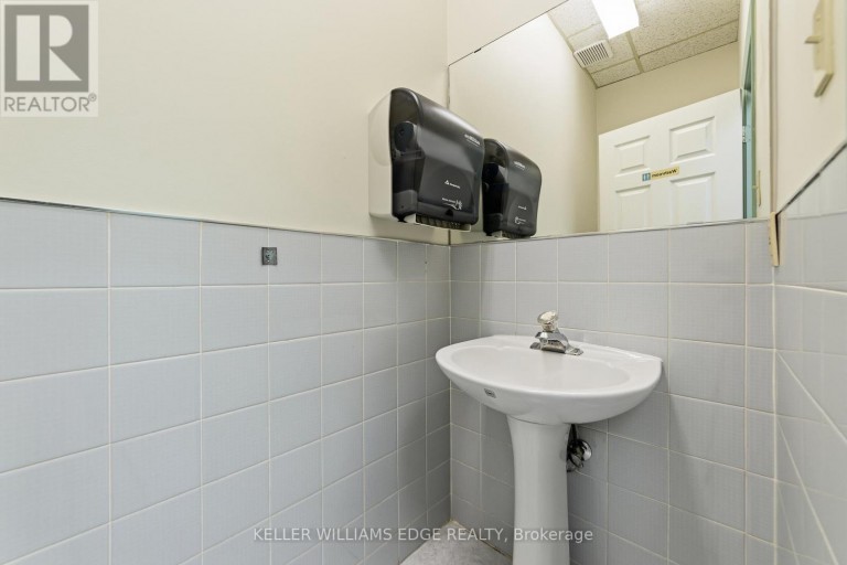 4136 DUNDAS STREET W, Toronto (Edenbridge-Humber Valley), Ontario, M8X1X3
