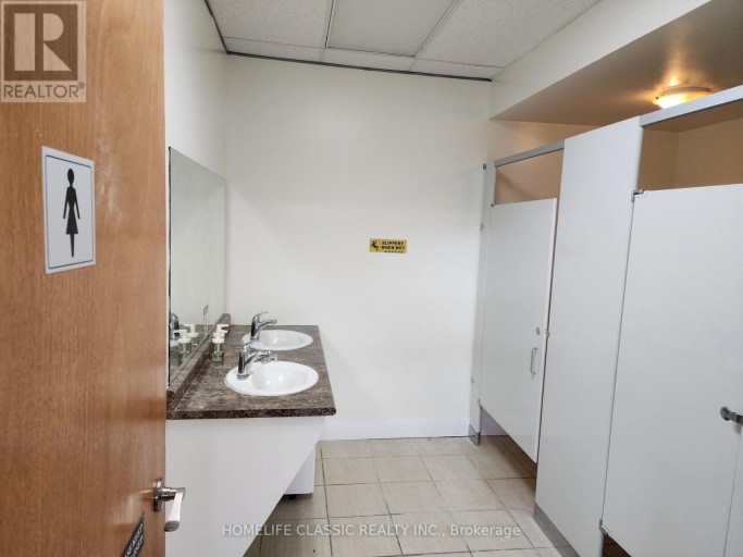 2 - 64 PRINCE ANDREW PLACE, Toronto (Banbury-Don Mills), Ontario, M3C2H4