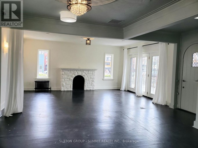 3 BRANT AVENUE, Mississauga (Port Credit), Ontario, L5G3N9