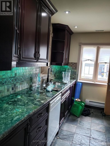 3 BRANT AVENUE, Mississauga (Port Credit), Ontario, L5G3N9