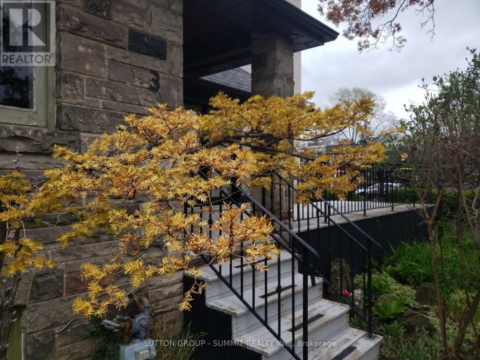 3 BRANT AVENUE, Mississauga (Port Credit), Ontario, L5G3N9