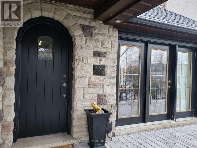 3 BRANT AVENUE, Mississauga (Port Credit), Ontario, L5G3N9