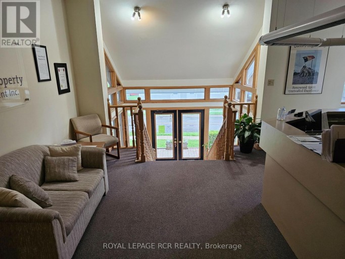 UPPER #1 - 411 QUEEN STREET, Newmarket (Central Newmarket), Ontario, L3Y2G9