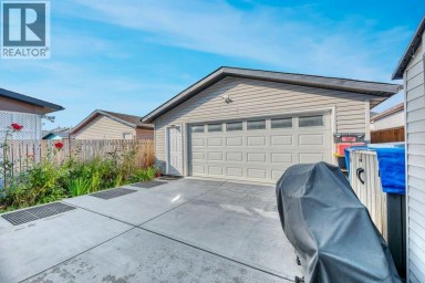 319 Saddlebrook Circle NE Calgary Alberta photo 3