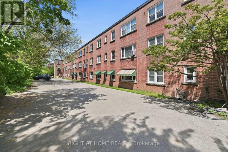 28 - 137 EMERALD STREET S, Hamilton (Stinson), Ontario, L8N2V4