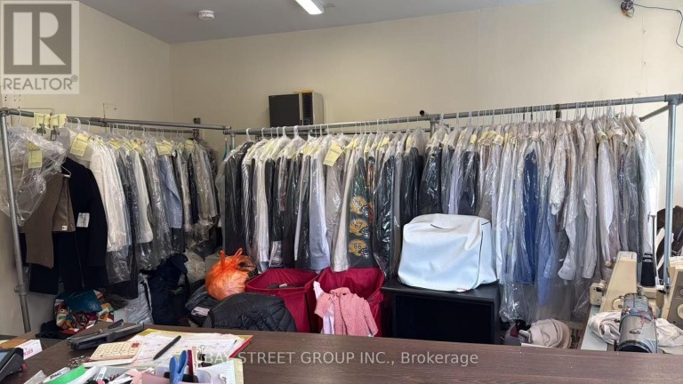 674 COLLEGE STREET, Toronto (Palmerston-Little Italy), Ontario, M6G1B8